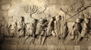 "la Diáspora" judía (Kovadloff, 2013). Relieve de Beth Hatefutsoth con los Expolios de Jerusalén, siglo I E.C.99 Imagen empleada como emblemaa del inicio de la Diáspora judía.