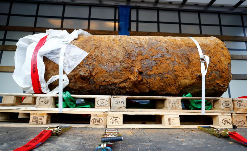 Explosives experts defused a massive World War Two bomb after tens of thousands of people evacuated their homes in Frankfurt